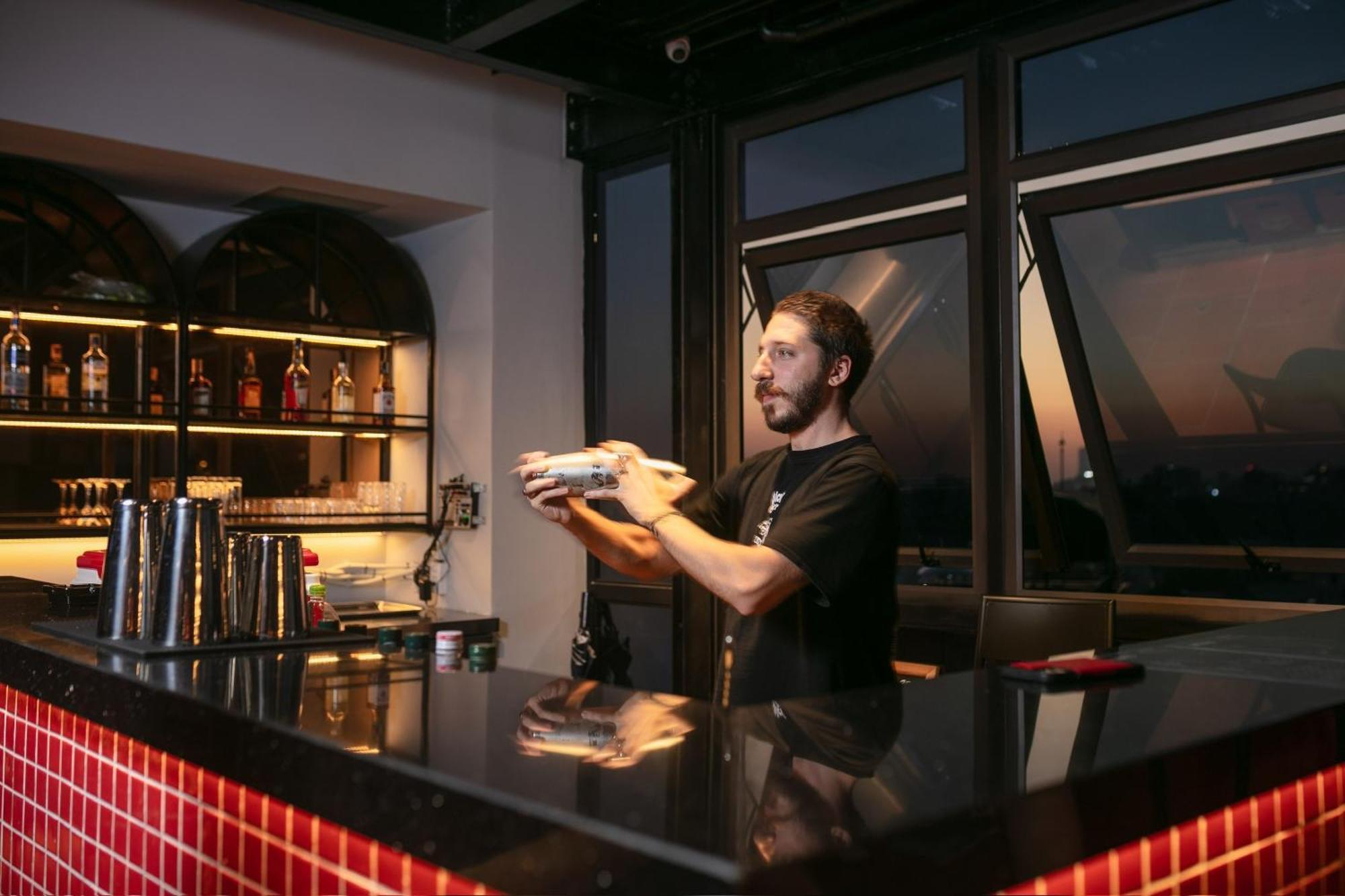 Lakeview Backpackers Hostel & Rooftop Bar Ханой Экстерьер фото