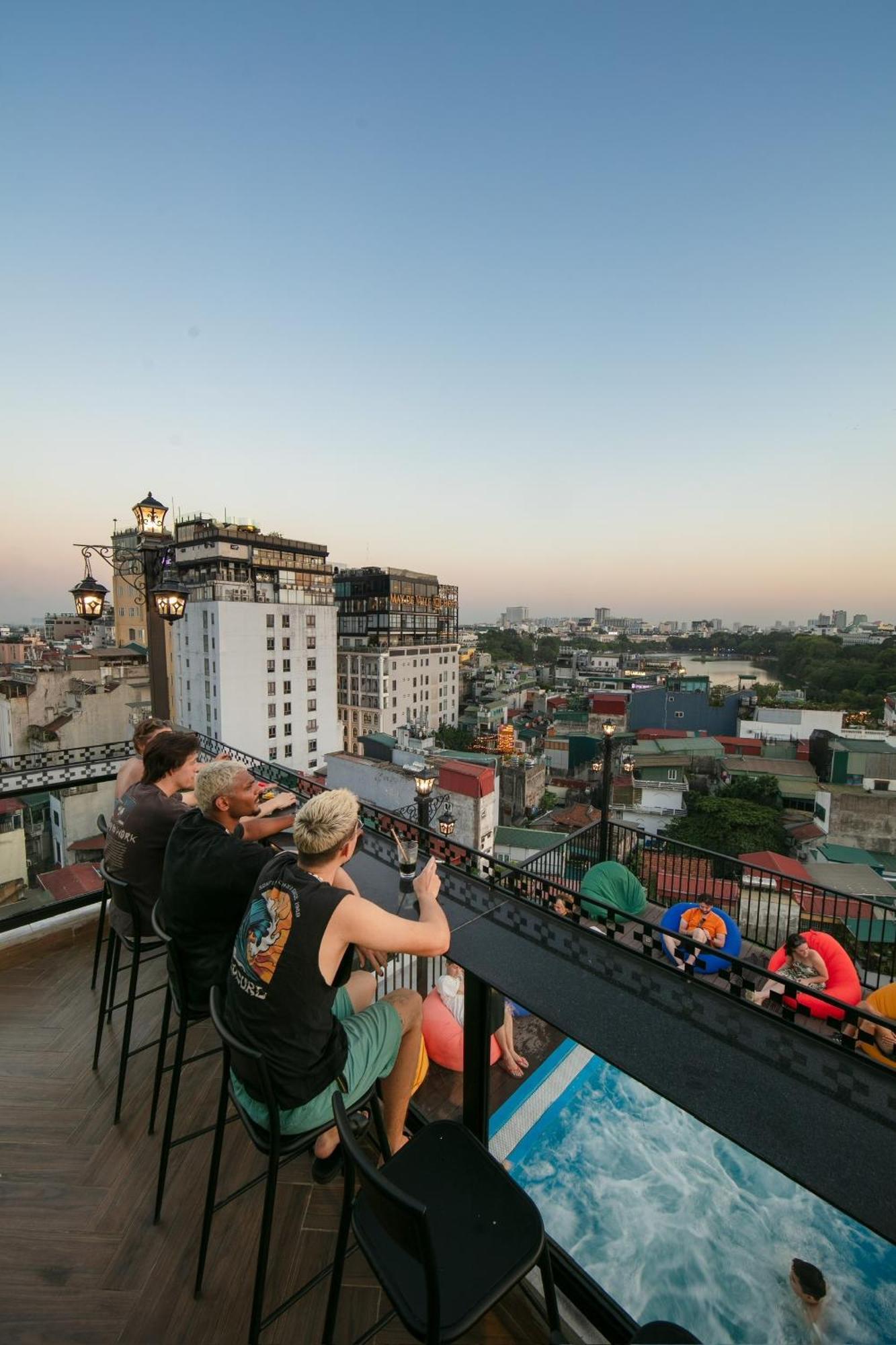 Lakeview Backpackers Hostel & Rooftop Bar Ханой Экстерьер фото