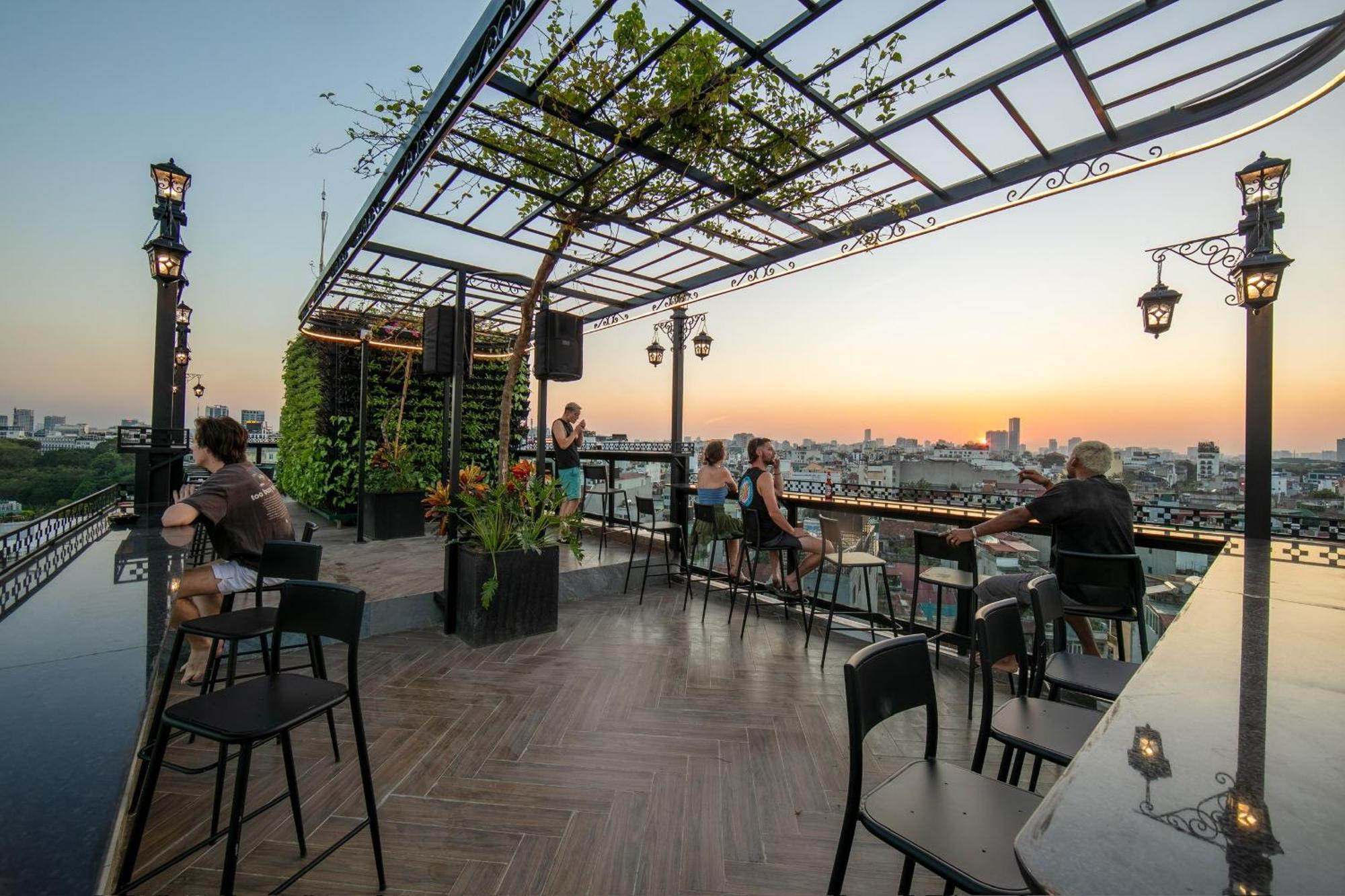Lakeview Backpackers Hostel & Rooftop Bar Ханой Экстерьер фото