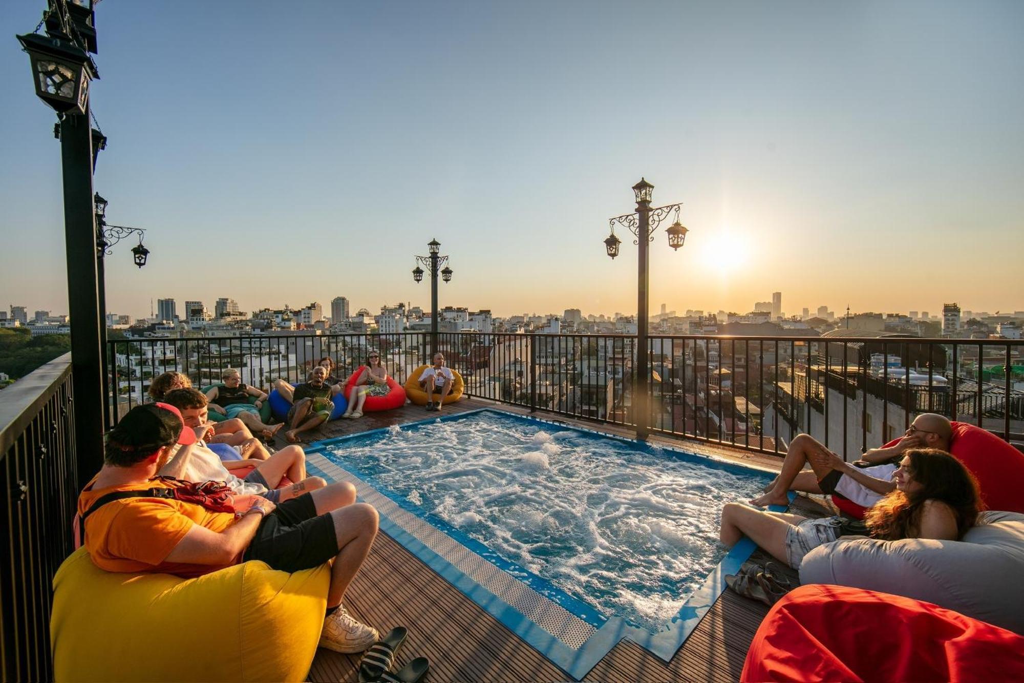 Lakeview Backpackers Hostel & Rooftop Bar Ханой Экстерьер фото