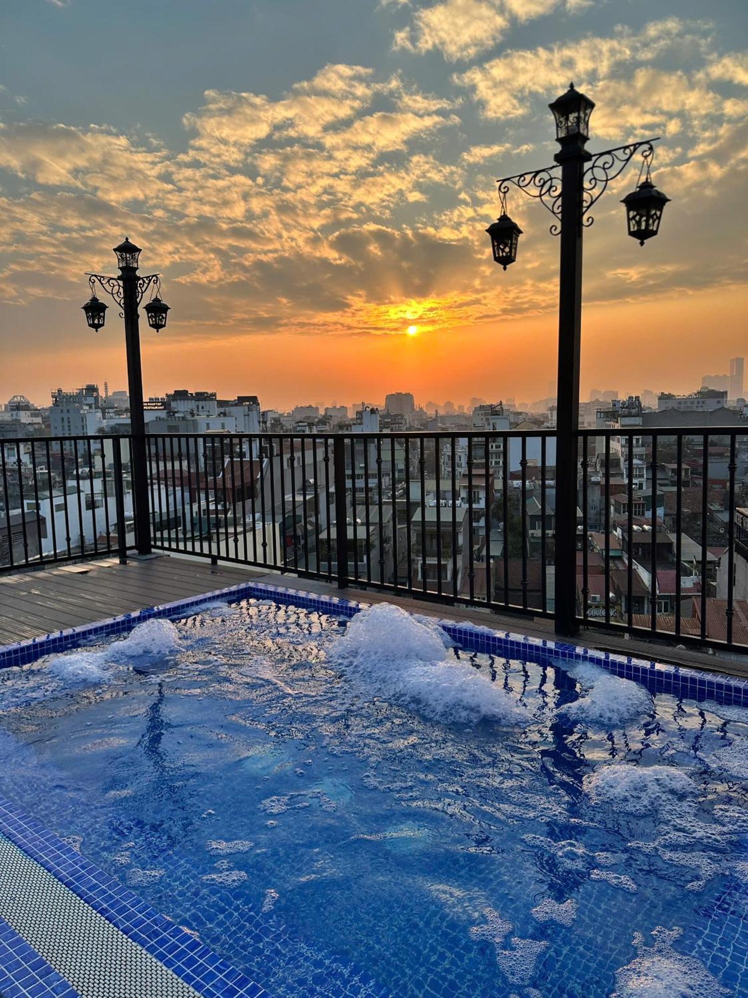 Lakeview Backpackers Hostel & Rooftop Bar Ханой Экстерьер фото