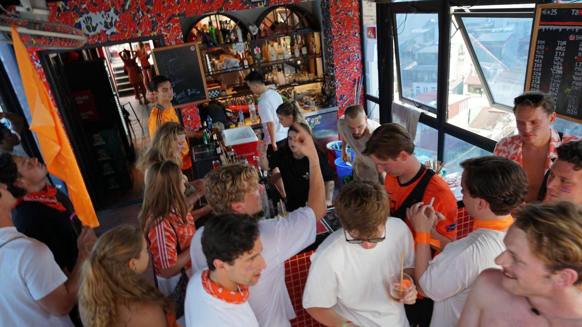 Lakeview Backpackers Hostel & Rooftop Bar Ханой Экстерьер фото